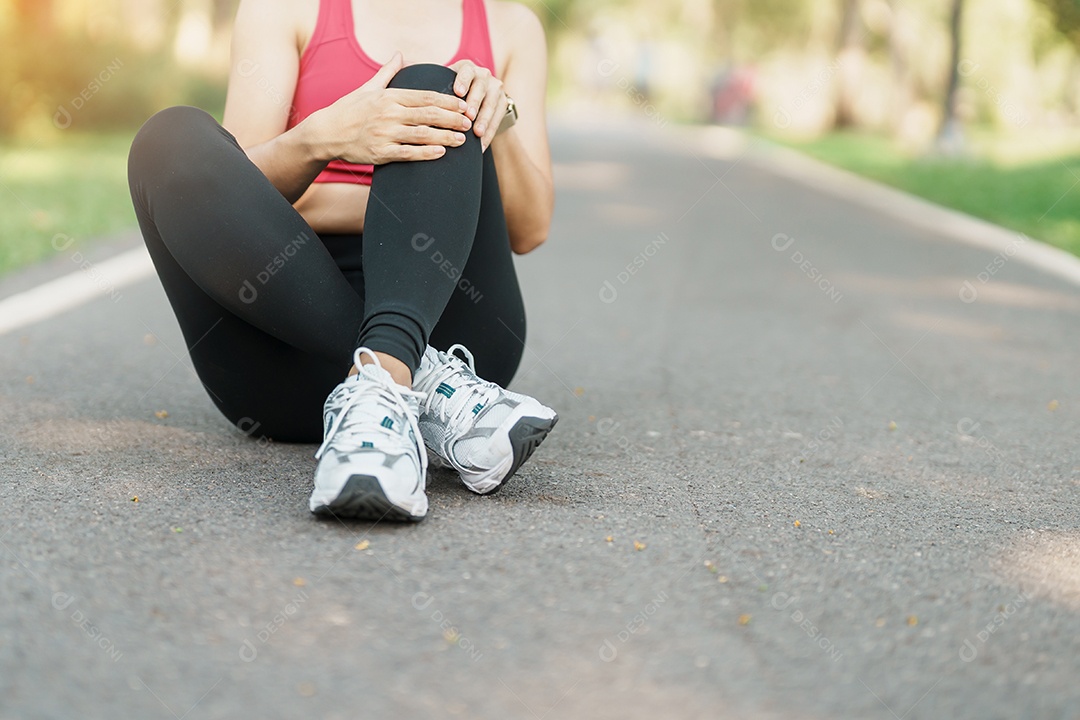 Mulher adulta com dor muscular durante a corrida.