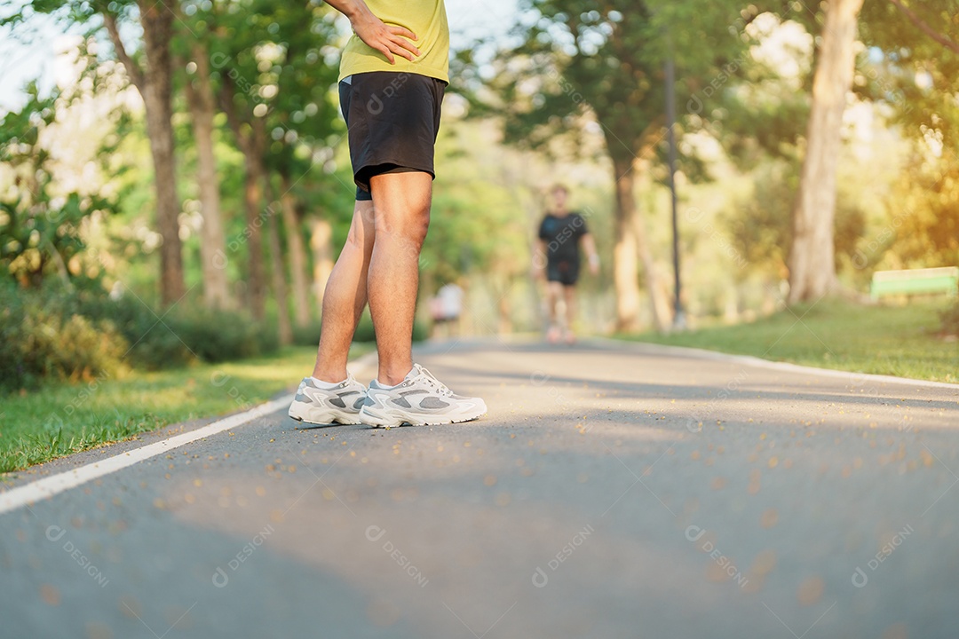 Homem correndo e andando na estrada de manhã, homem adulto