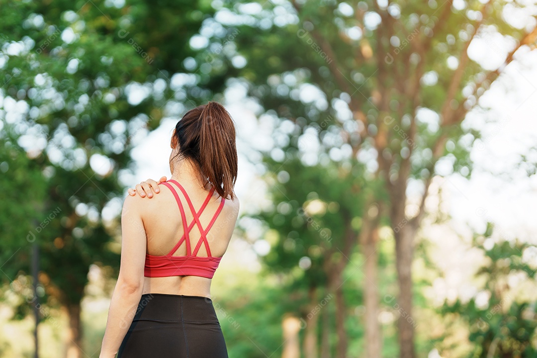 Mulher jovem fitness segurando seu ombro e pescoço de lesão esportiva