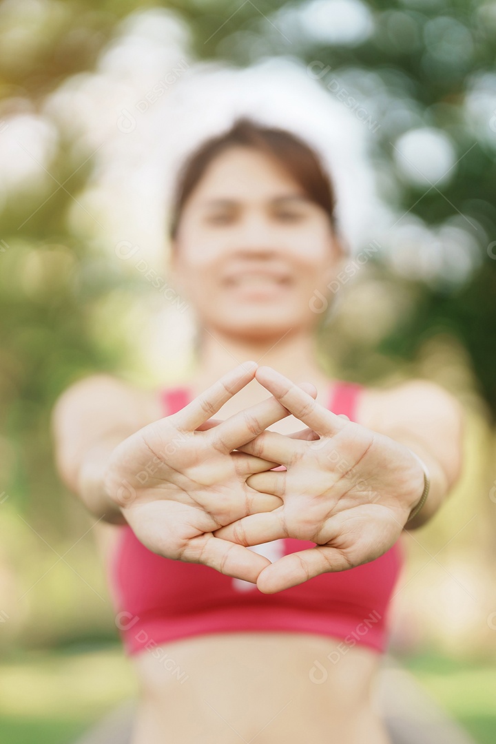 Fêmea adulta jovem em roupas esportivas rosa, alongando o músculo