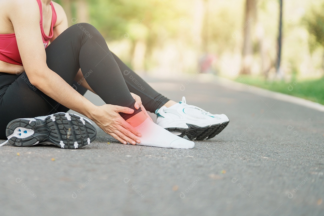 Fêmea adulta jovem com sua dor muscular durante a corrida.