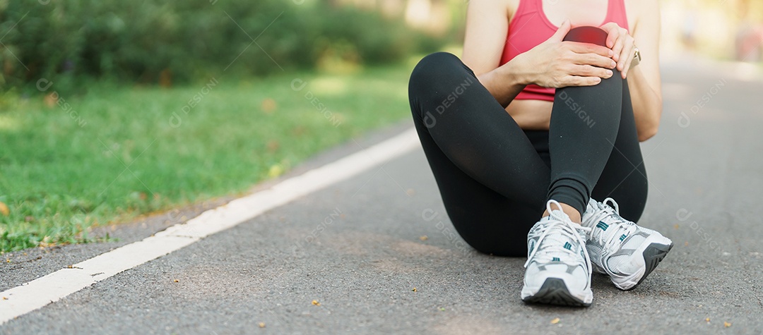 Mulher adulta com dor muscular durante a corrida.