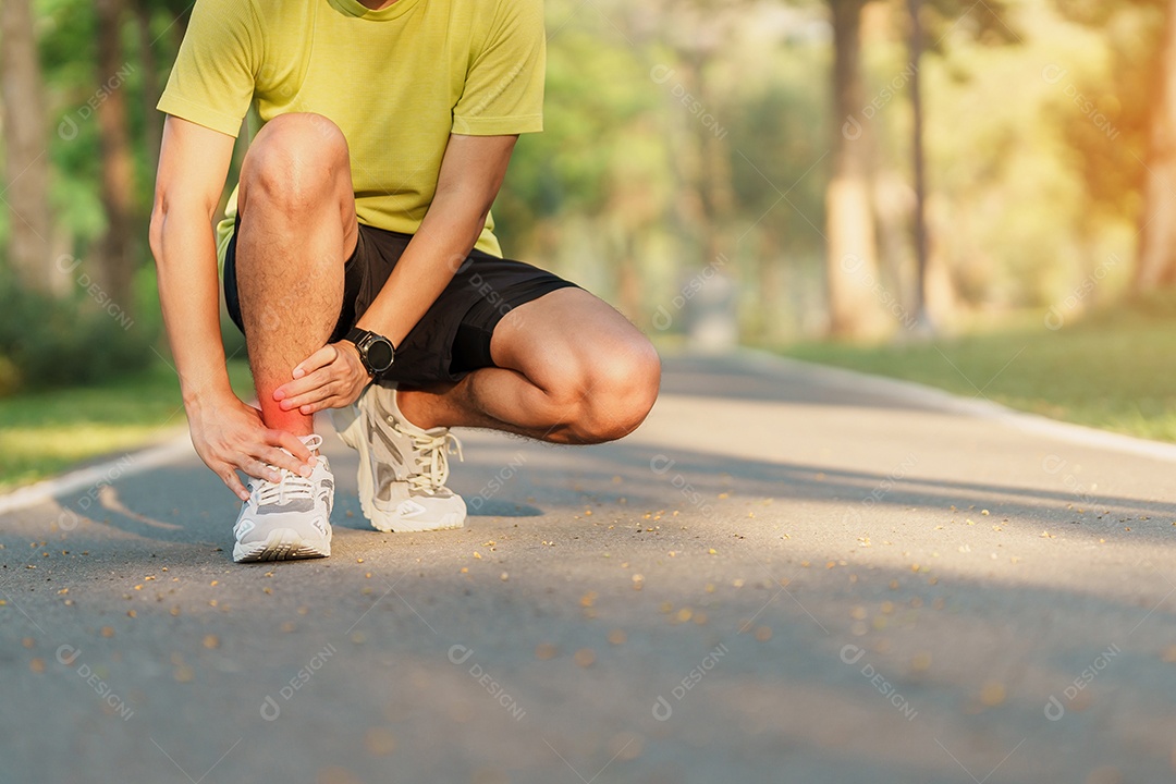 Macho adulto jovem com sua dor muscular durante a corrida.