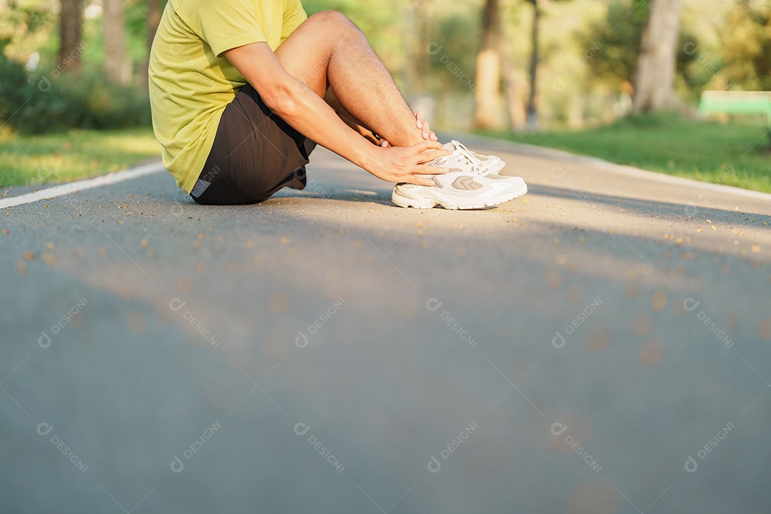 Macho adulto jovem com sua dor muscular durante a corrida.