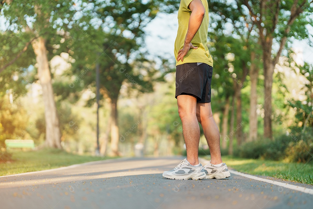 Homem correndo e andando na estrada de manhã