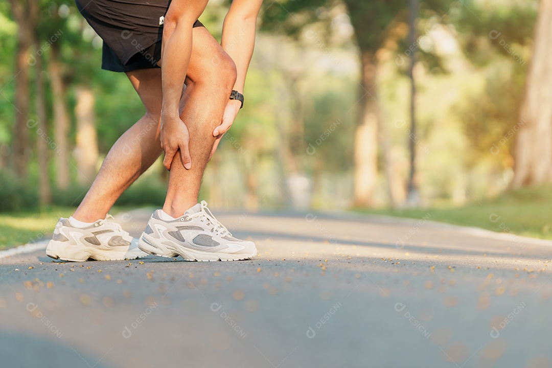 Homem adulto jovem com sua dor muscular durante a corrida.