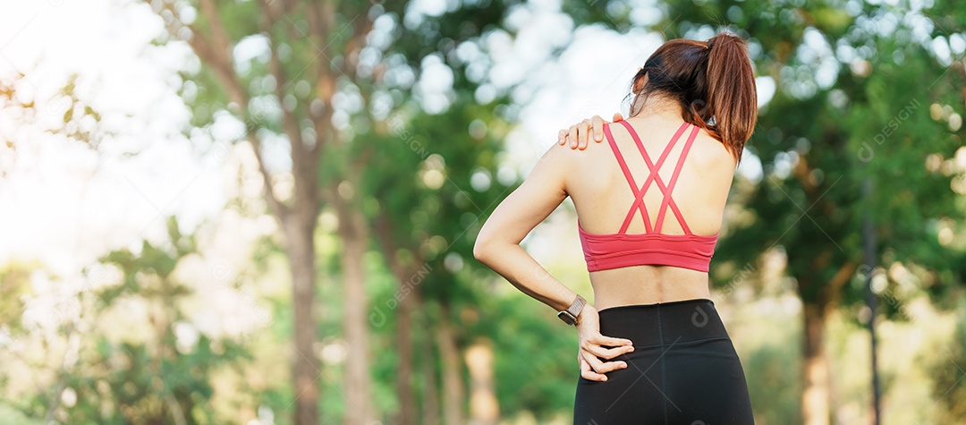 Mulher jovem fitness segurando seu ombro e pescoço de lesão esportiva