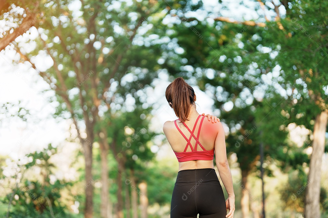 Mulher jovem fitness segurando seu ombro e pescoço de lesão esportiva