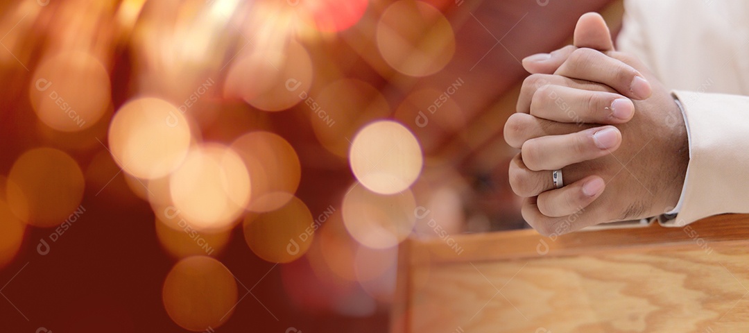 Oração de crise da vida cristã a Deus. A mulher reza pela bênção de Deus