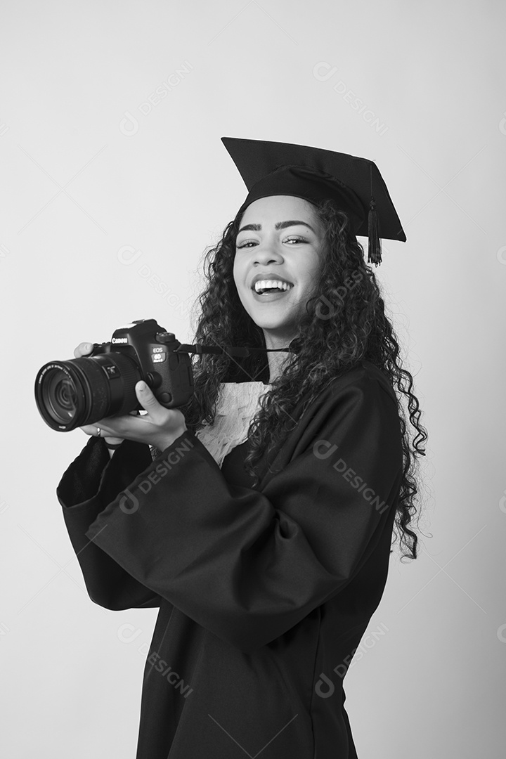 Linda mulher garota jovem segurando câmera fotográfica sobre fundo isolado