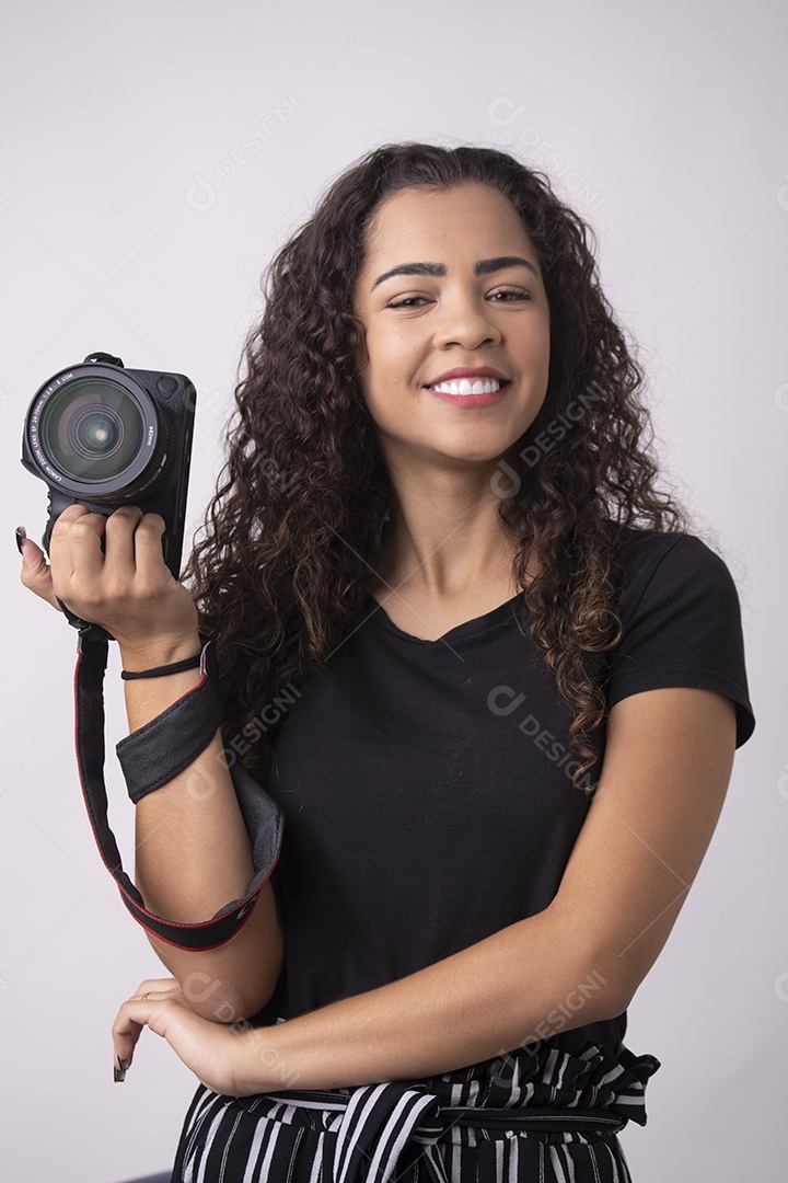 Linda mulher garota jovem segurando câmera fotográfica sobre fundo isolado