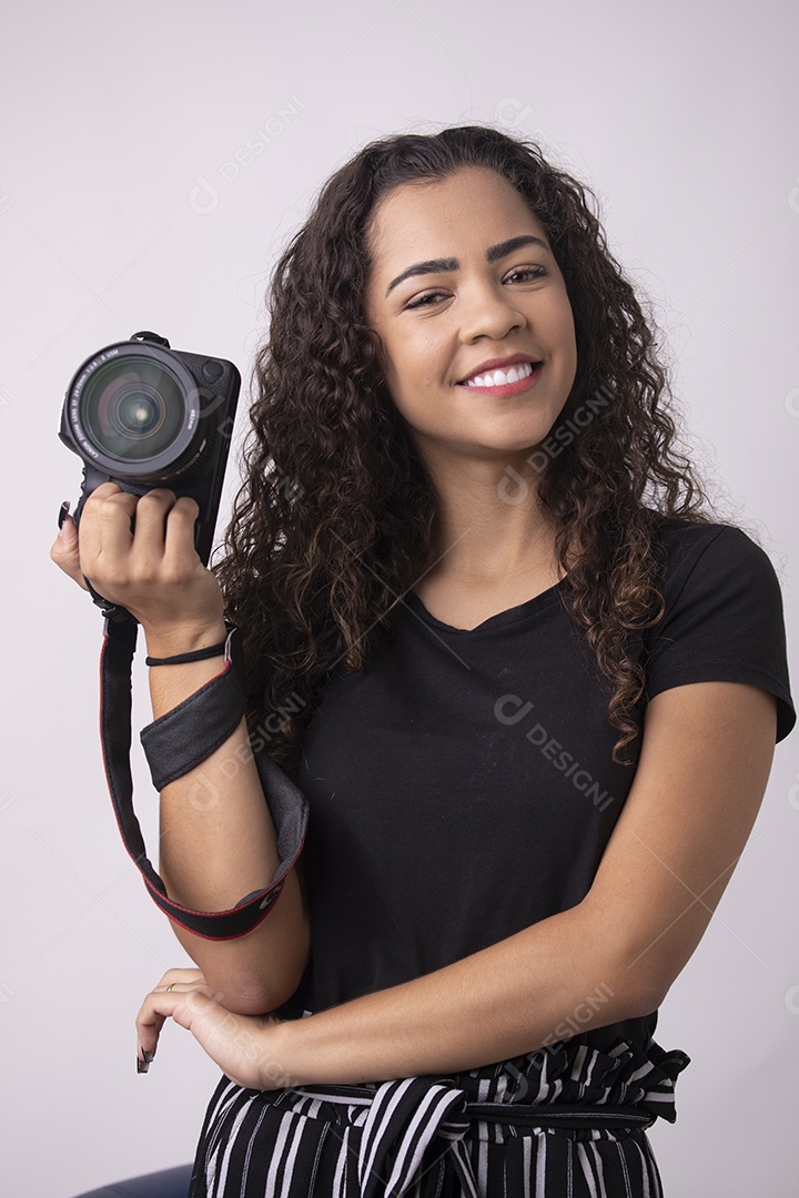 Linda mulher garota jovem segurando câmera fotográfica sobre fundo isolado