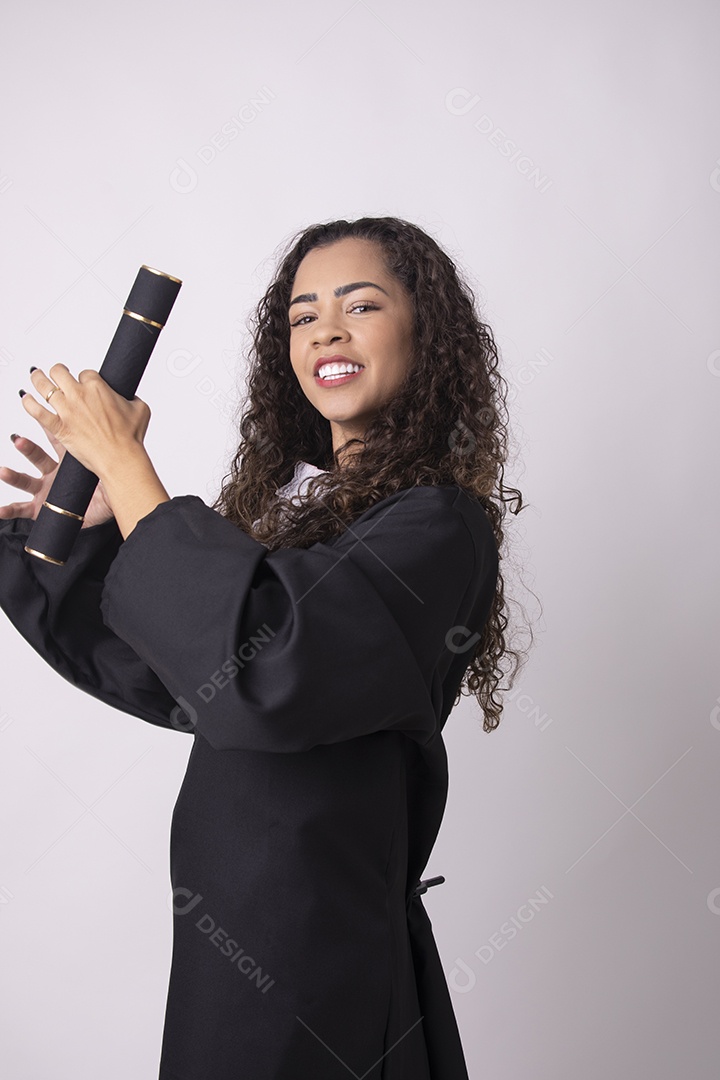 Linda mulher garota jovem formada beca de formatura sobre fundo isolado