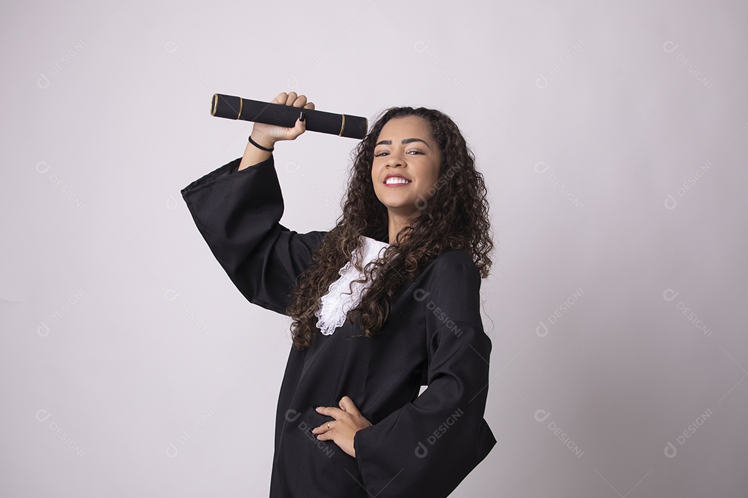 Linda mulher garota jovem formada beca de formatura sobre fundo isolado