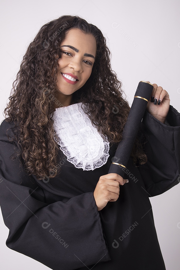 Linda mulher garota jovem formada beca de formatura sobre fundo isolado