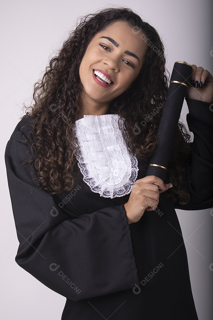 Linda mulher garota jovem formada beca de formatura sobre fundo isolado