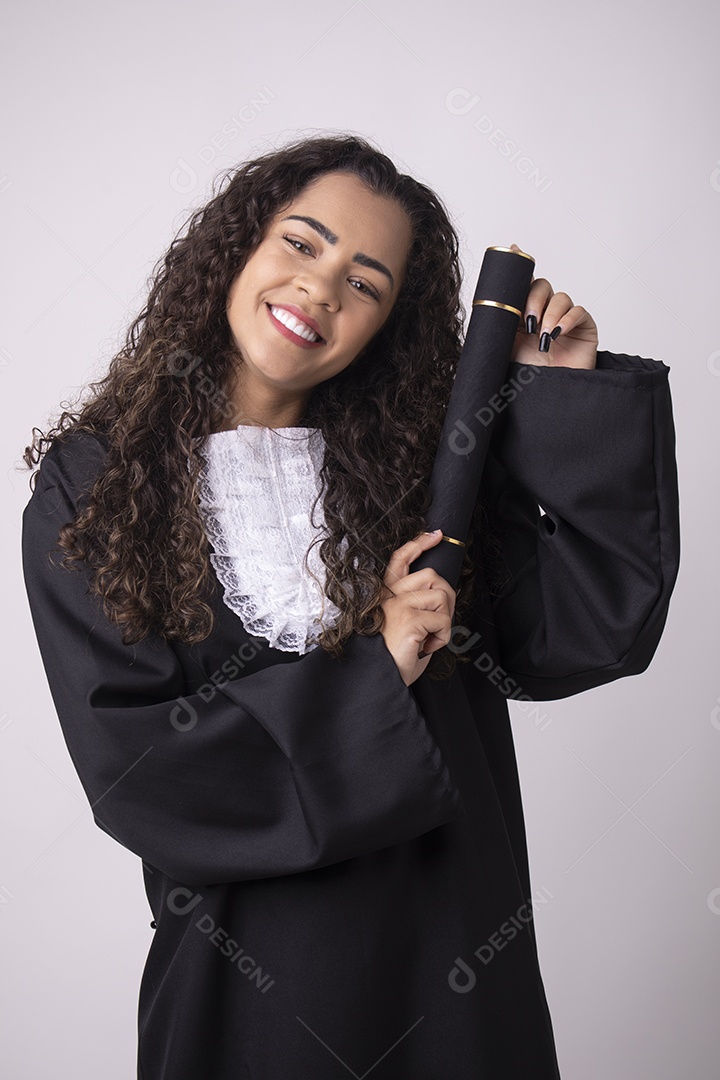 Linda mulher garota jovem formada beca de formatura sobre fundo isolado