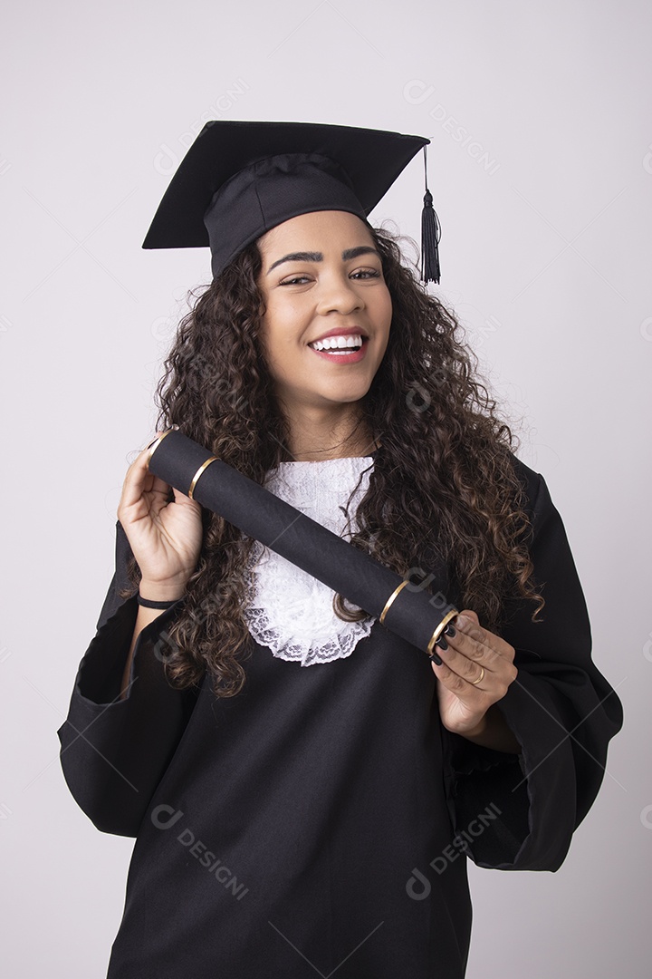 Linda mulher garota jovem formada beca de formatura sobre fundo isolado