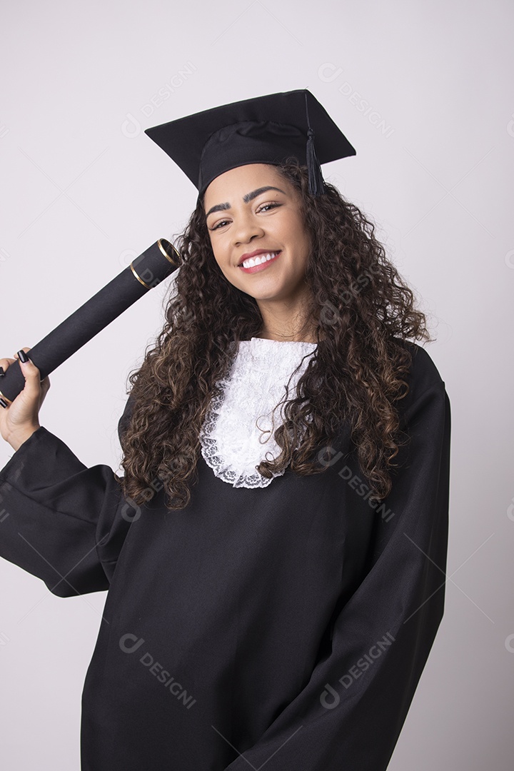 Linda mulher garota jovem beca de formatura sobre fundo isolado