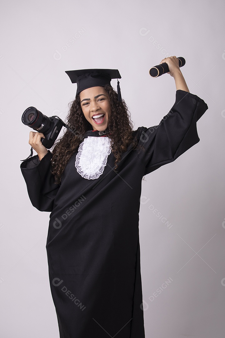 Linda mulher garota jovem beca de formatura segurando câmera fotográfica sobre fundo isolado