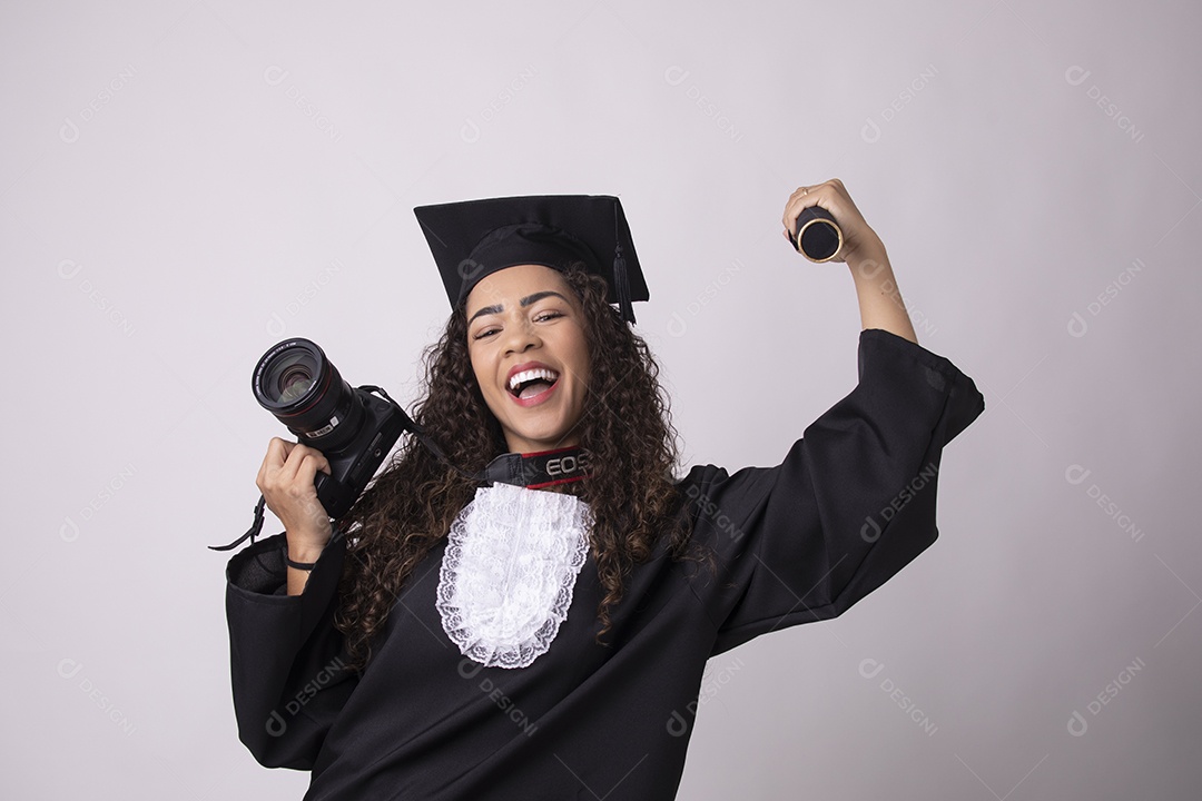 Linda mulher garota jovem beca de formatura segurando câmera fotográfica sobre fundo isolado