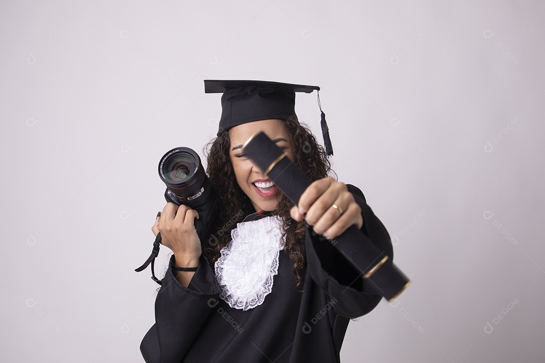 Linda mulher garota jovem beca de formatura segurando câmera fotográfica sobre fundo isolado