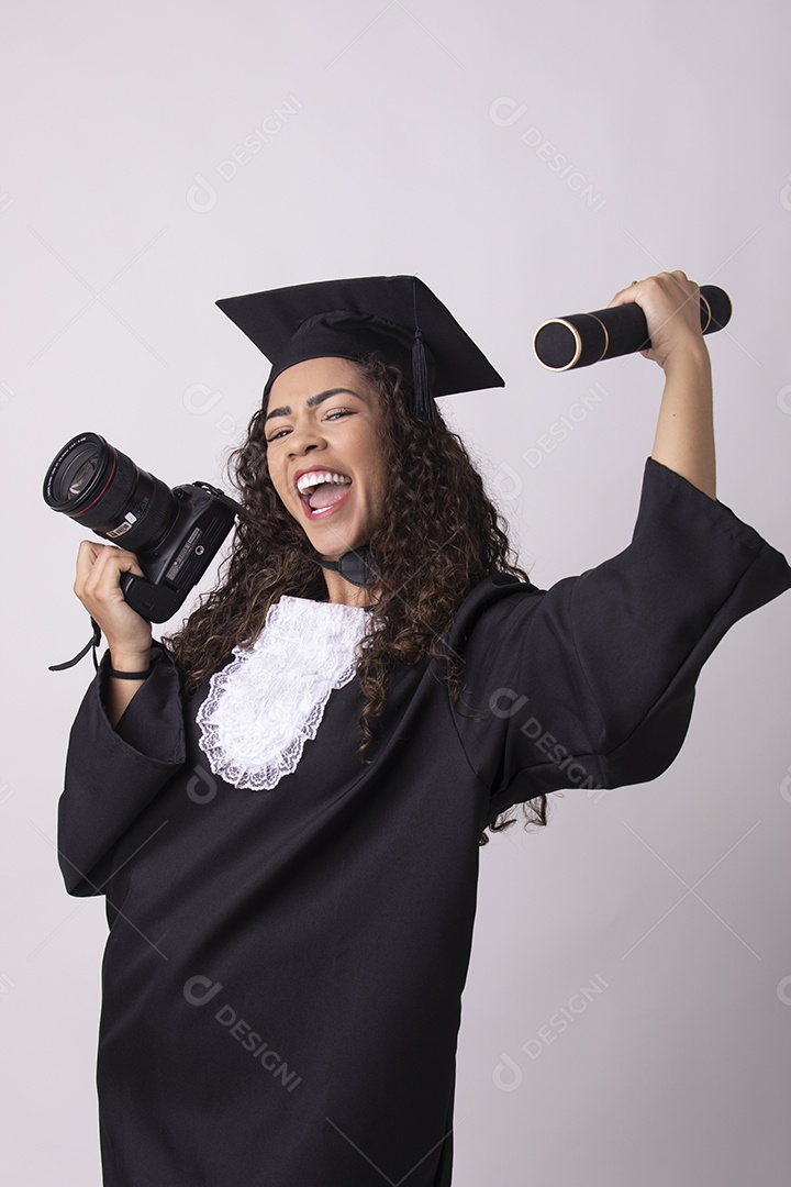 Linda mulher garota jovem beca de formatura segurando câmera fotográfica sobre fundo isolado