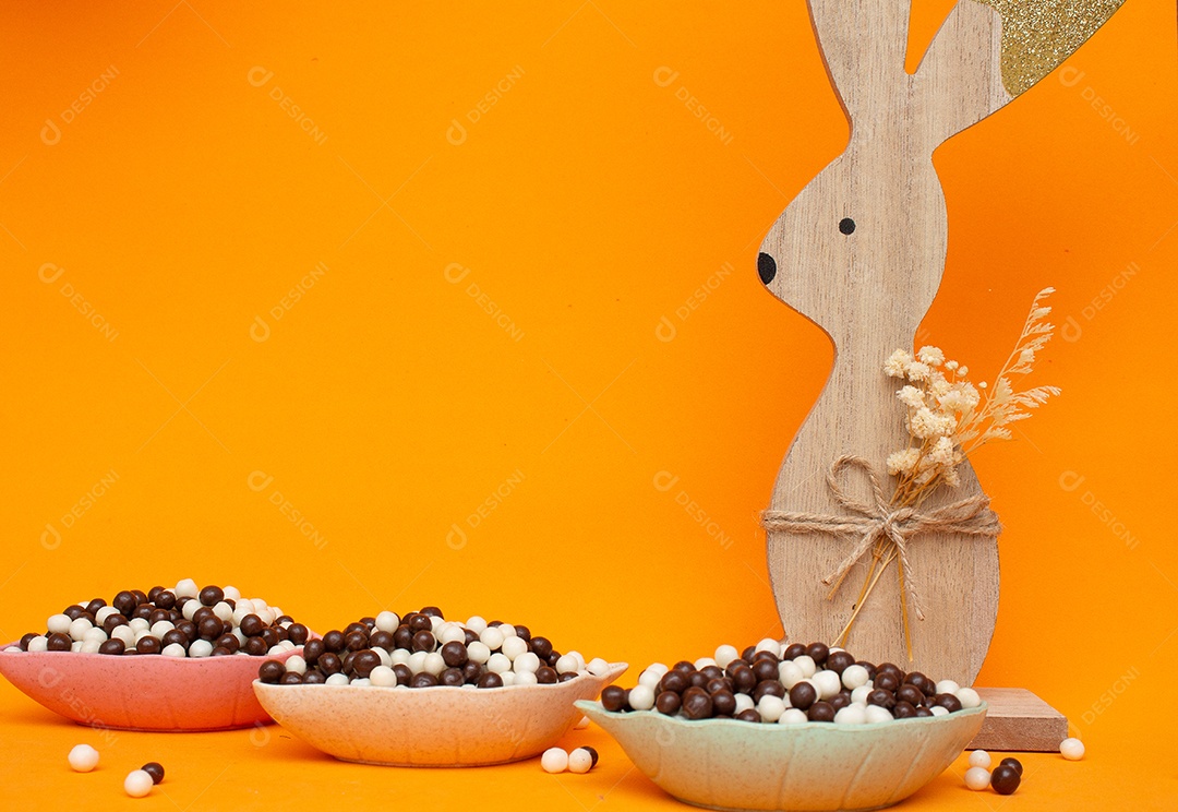 Cestas de bolas de chocolate em um fundo laranja