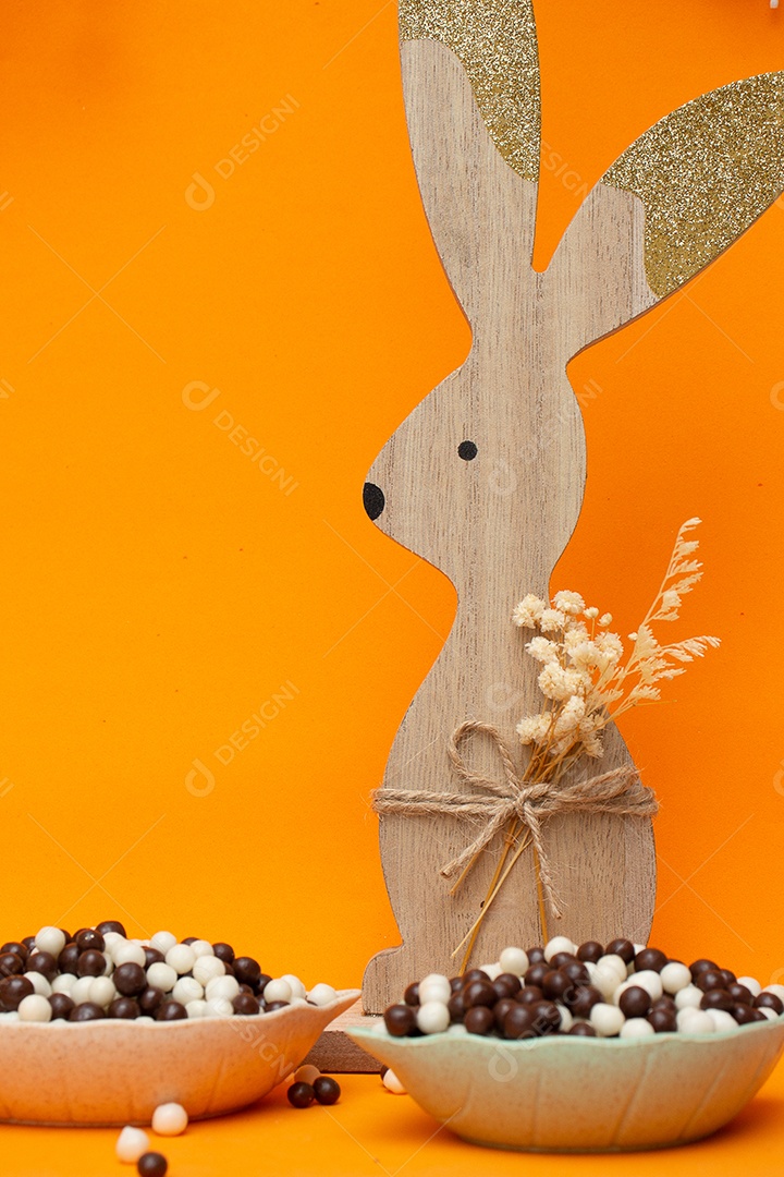 Coelhinho da Páscoa em um fundo laranja Páscoa