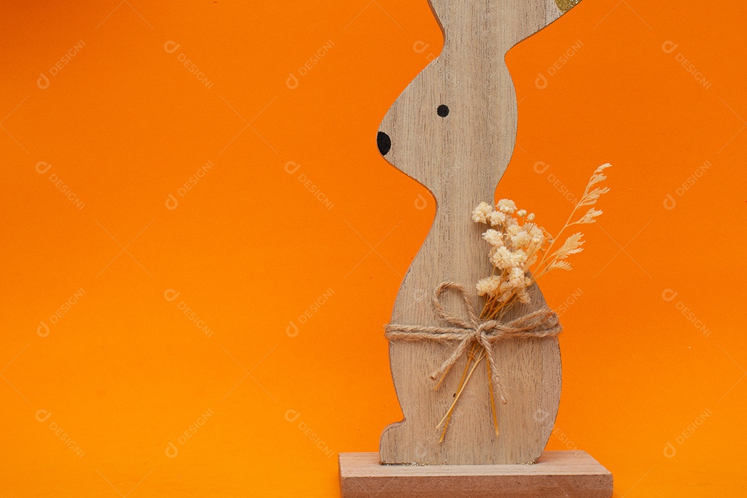 Coelhinho da Páscoa em um fundo laranja Páscoa