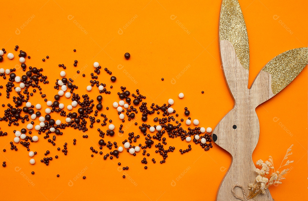 Coelhinho da Páscoa em um fundo laranja Páscoa