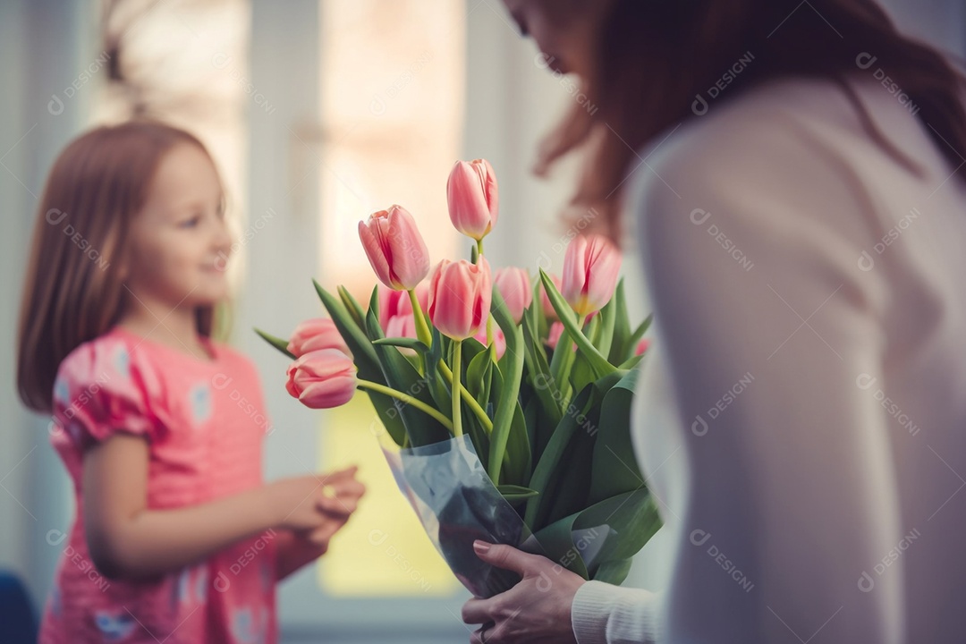 Criança presenteando sua mãe com buquê de flores