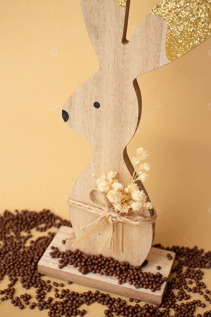 Cara de coelhinho da Páscoa em um fundo amarelo Páscoa