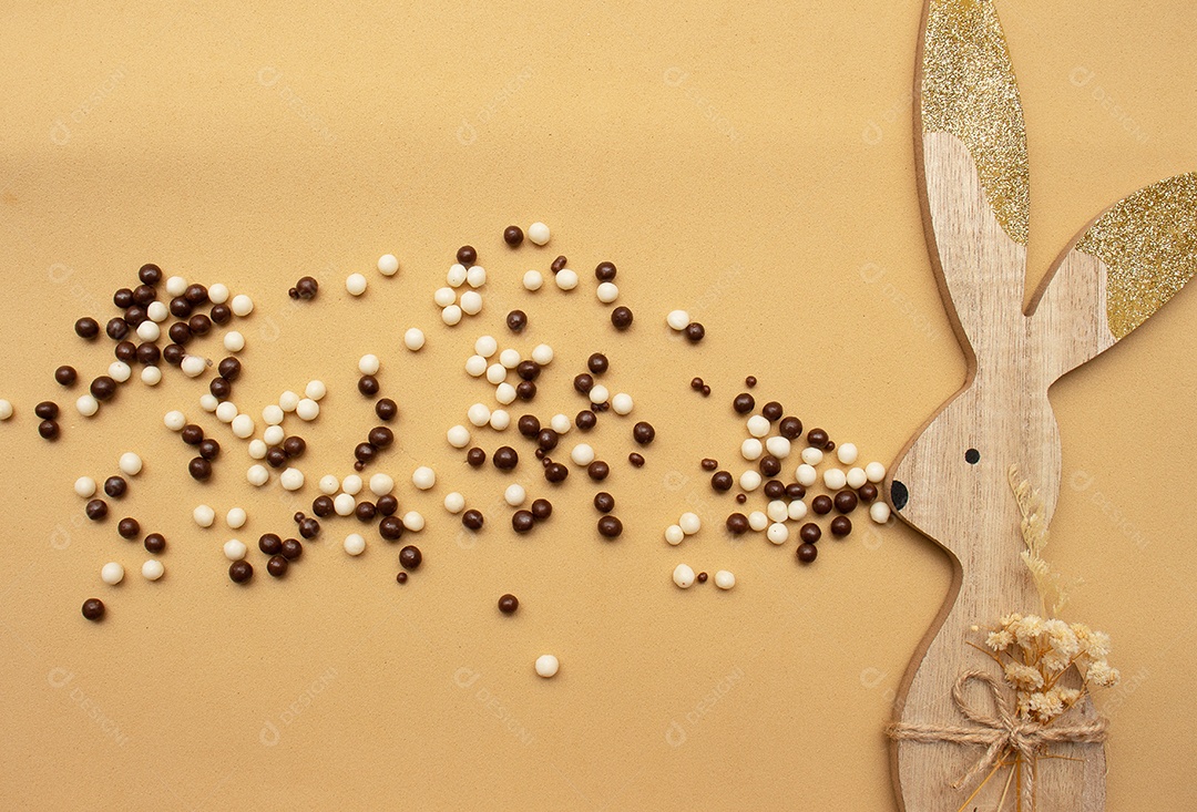 Cara de coelhinho da Páscoa em um fundo amarelo Páscoa