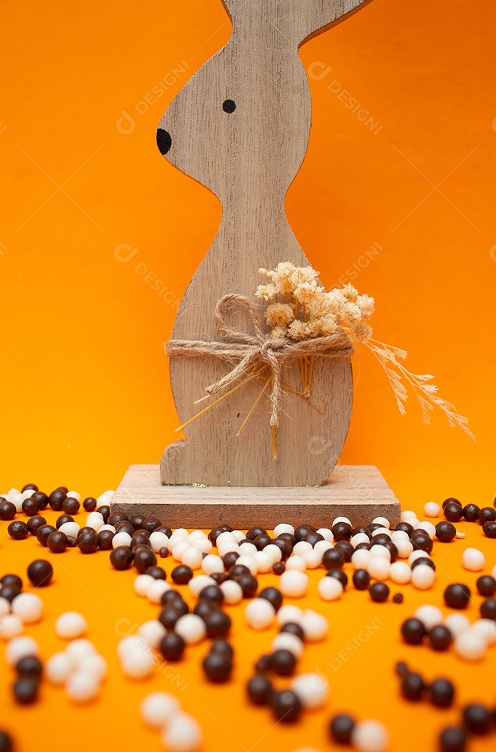 Bolas de chocolate branco e preto em um fundo laranja