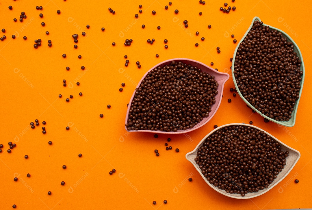 Cestas de bolas de chocolate em um fundo laranja