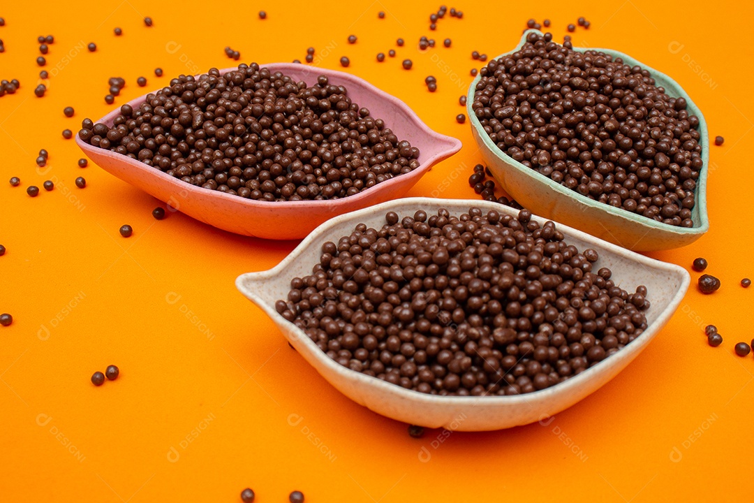 Cestas de bolas de chocolate em um fundo laranja