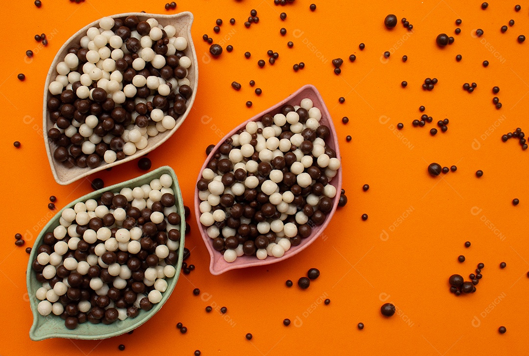 Cestas de bolas de chocolate em um fundo laranja