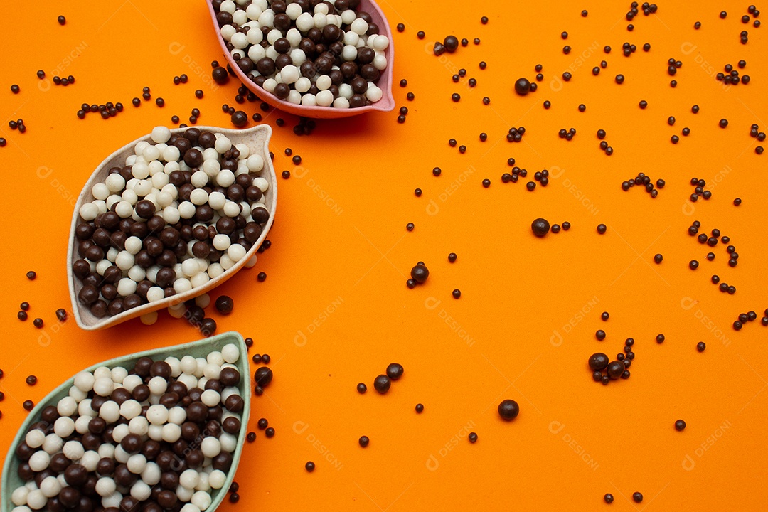 Cestas de bolas de chocolate em um fundo laranja