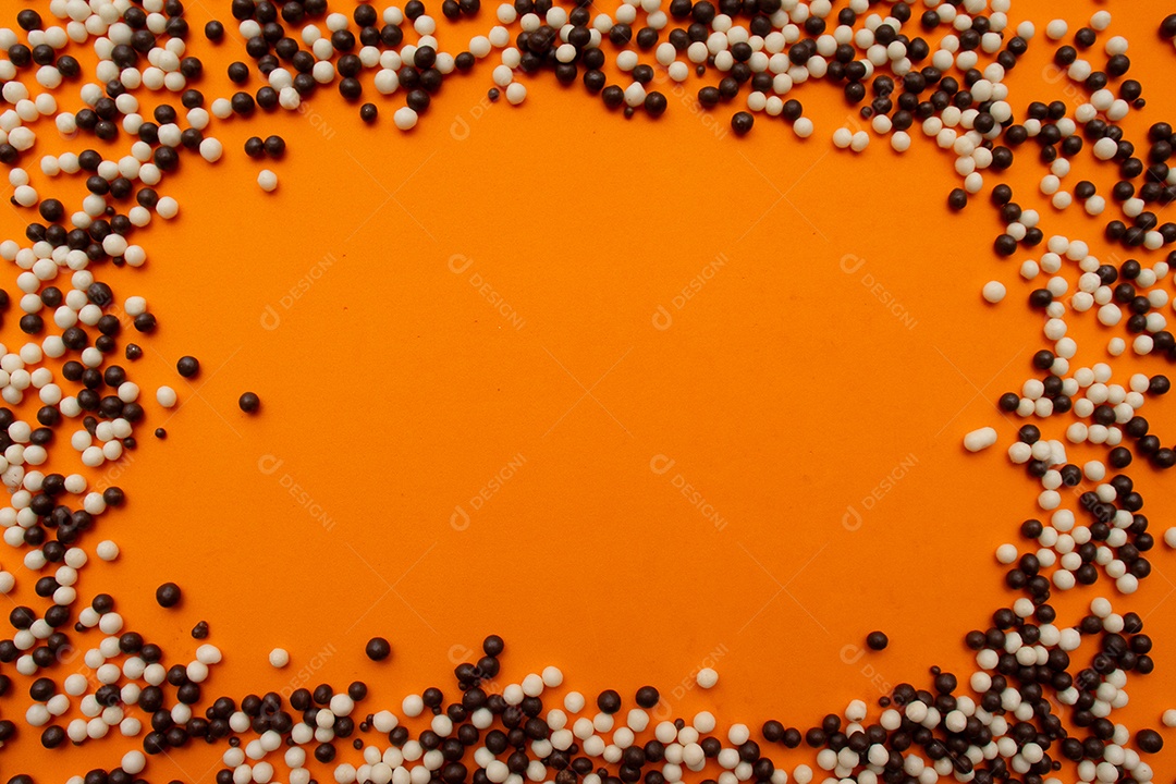 Bolas de chocolate espalhadas em um fundo laranja