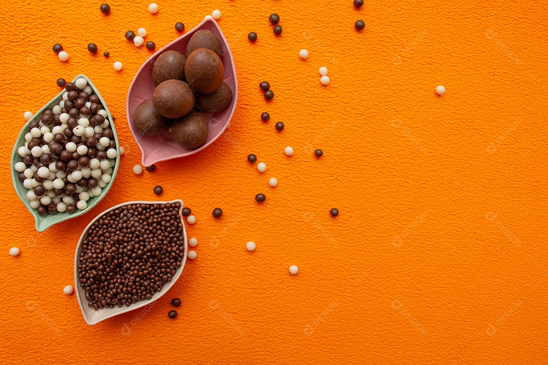 Cestas de bolas de chocolate em um fundo laranja