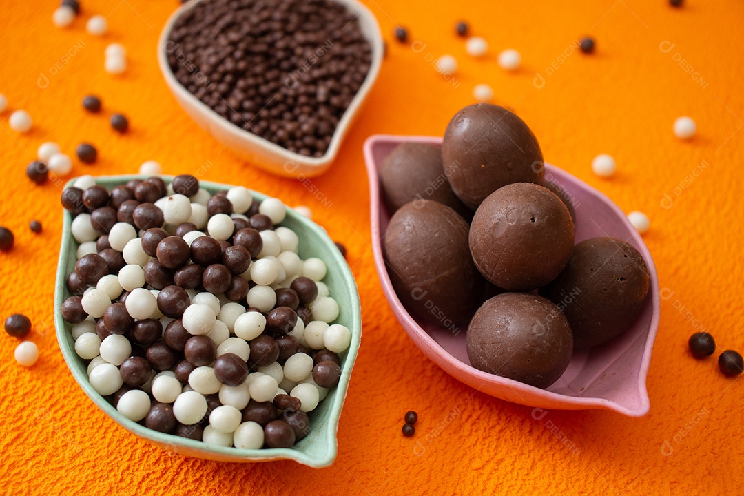 Cestas de bolas de chocolate em um fundo laranja