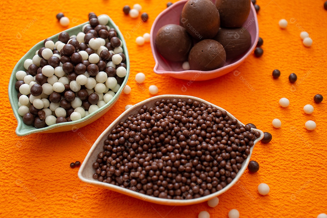 Cestas de bolas de chocolate em um fundo laranja