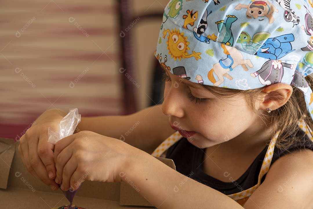 Linda garotinha brincando de chef de cozinha