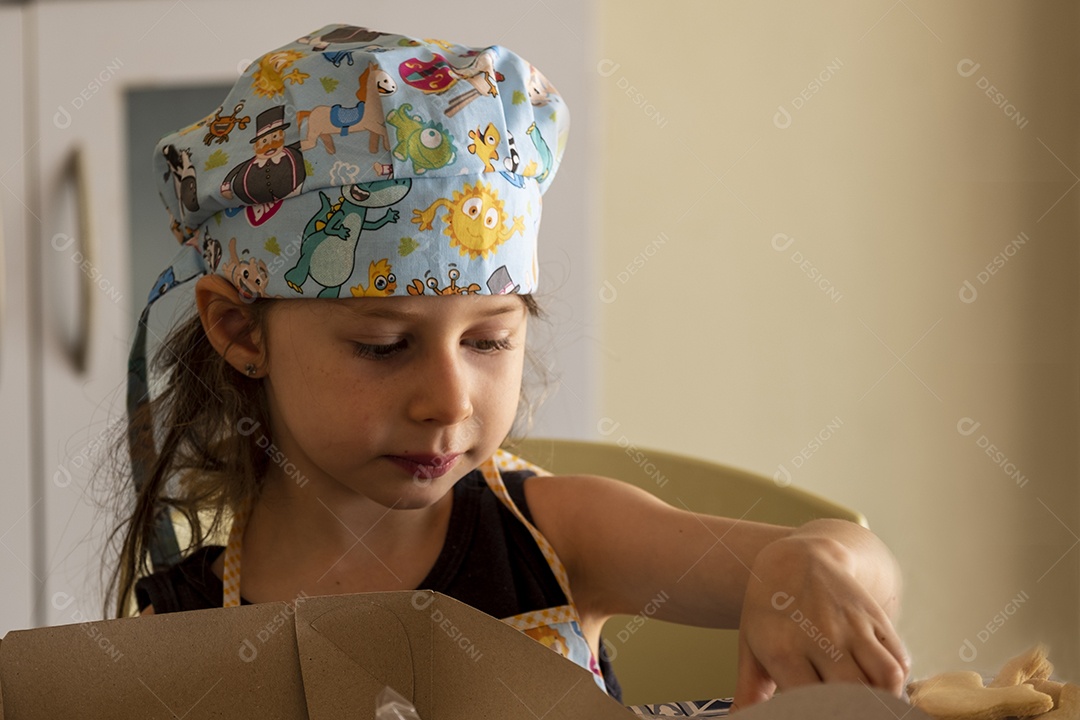 Linda garotinha brincando de chef de cozinha