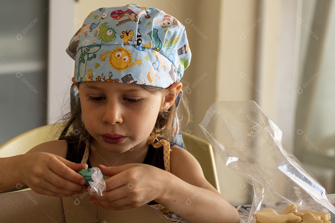 Linda garotinha brincando de chef de cozinha