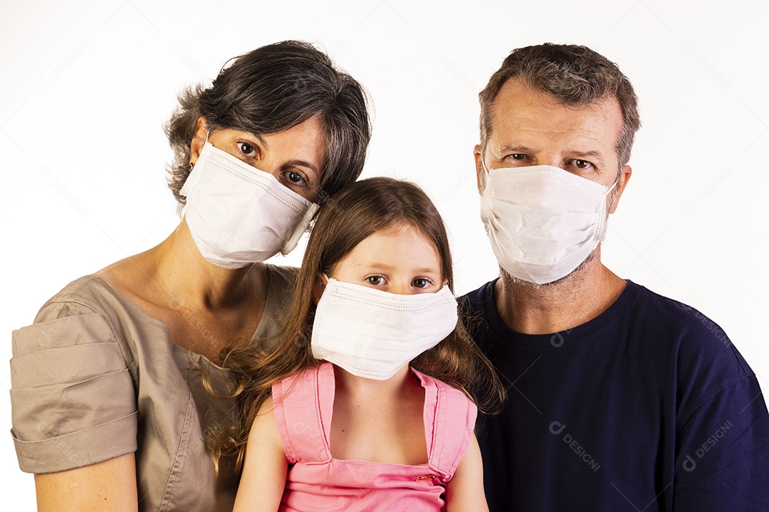 Pai, mãe e filha usando máscaras protetoras em fundo branco.