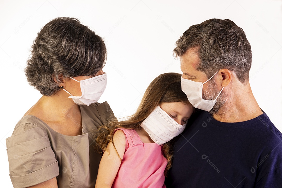 Pai, mãe e filha usando máscaras protetoras em fundo branco.