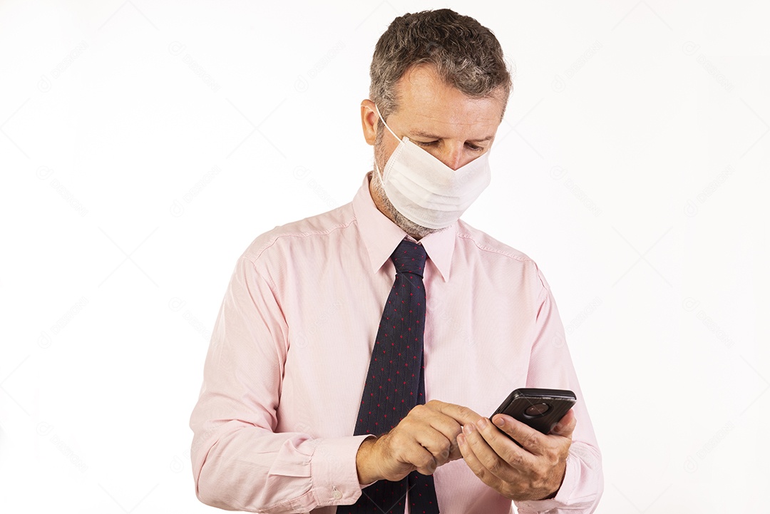 Homem de gravata usando máscara de proteção em fundo branco