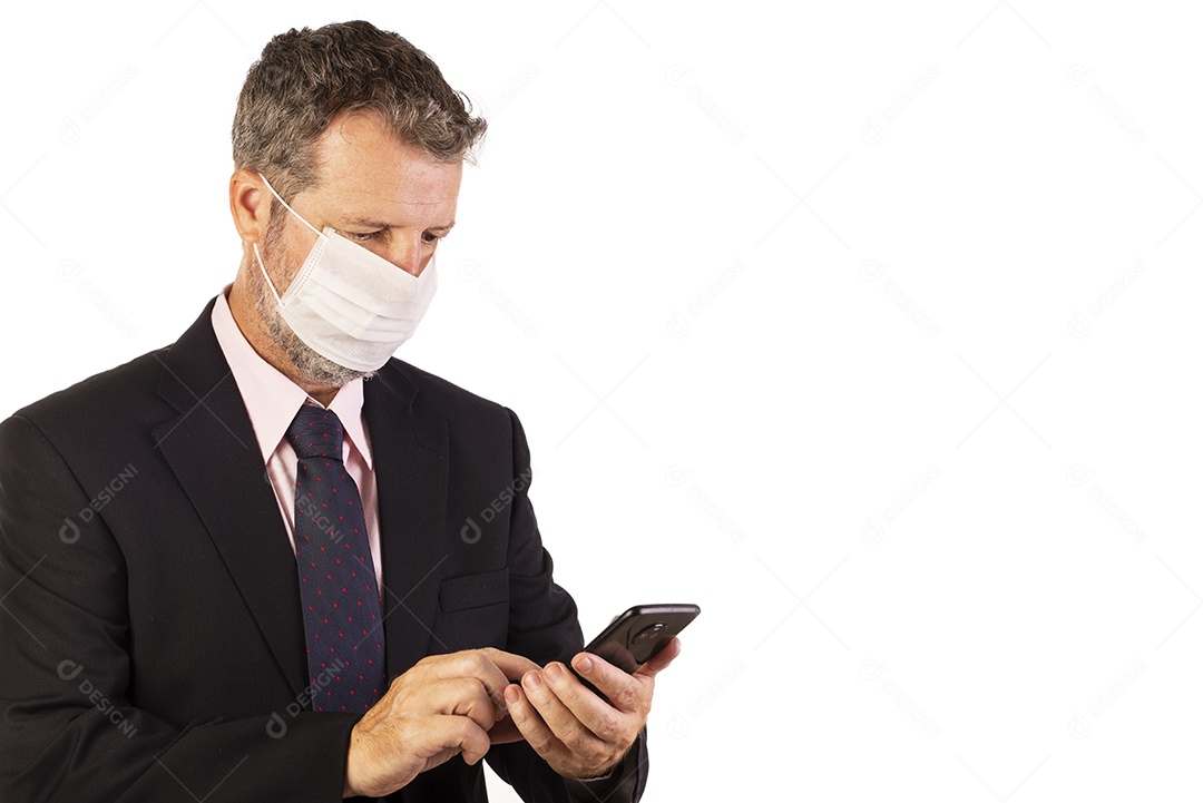 Homem de terno e gravata usando máscara de proteção em fundo branco